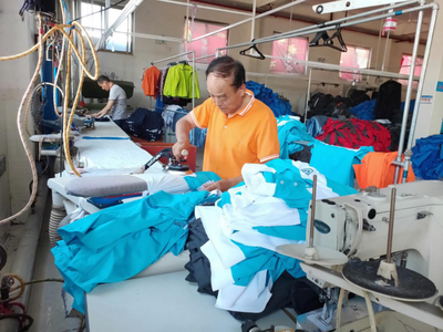 陕西凤翔:服装工厂树标杆 示范企业巧扶贫